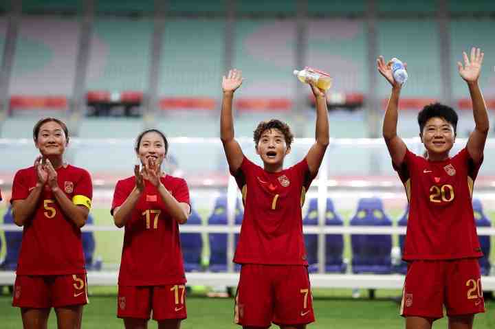 马德兴:中国女足踢得比想象中要好,逼抢、高压、封堵做得可以